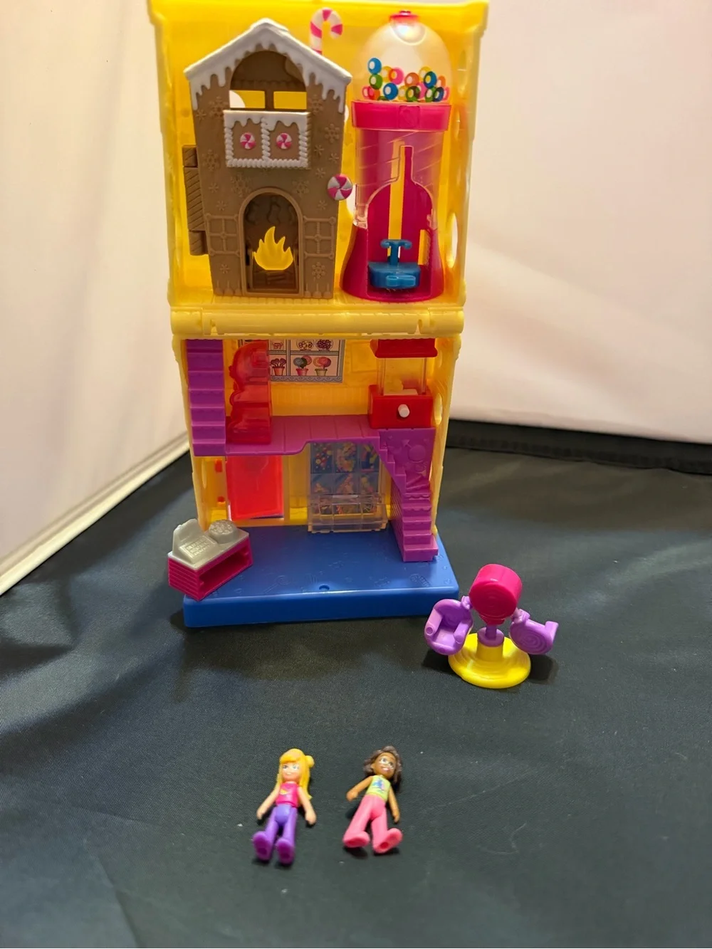 Polly Pocket Pollyville Candy Shop‎ Playset w/ 2 Dolls Accessories Cash